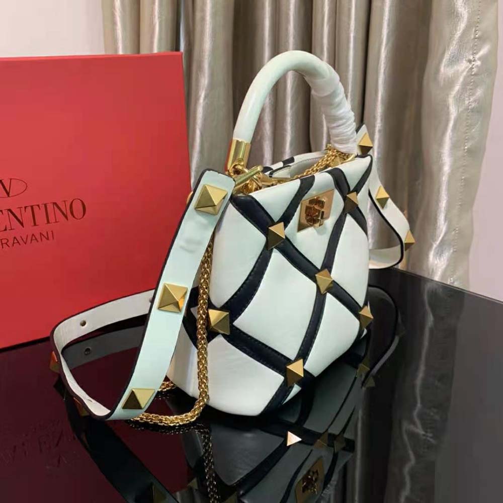 TÚI Valentino Rockstud Alcove Grainy Calfskin Handbag-White