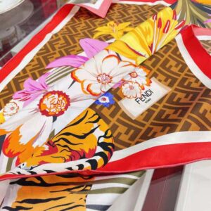 KHĂN Fendi Women Flower Foulard Foulard from the Spring Festival Capsule Collection