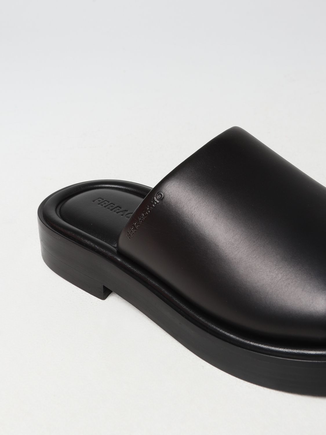 GIÀY SALVATORE FERRAGAMO Black Leather sandals