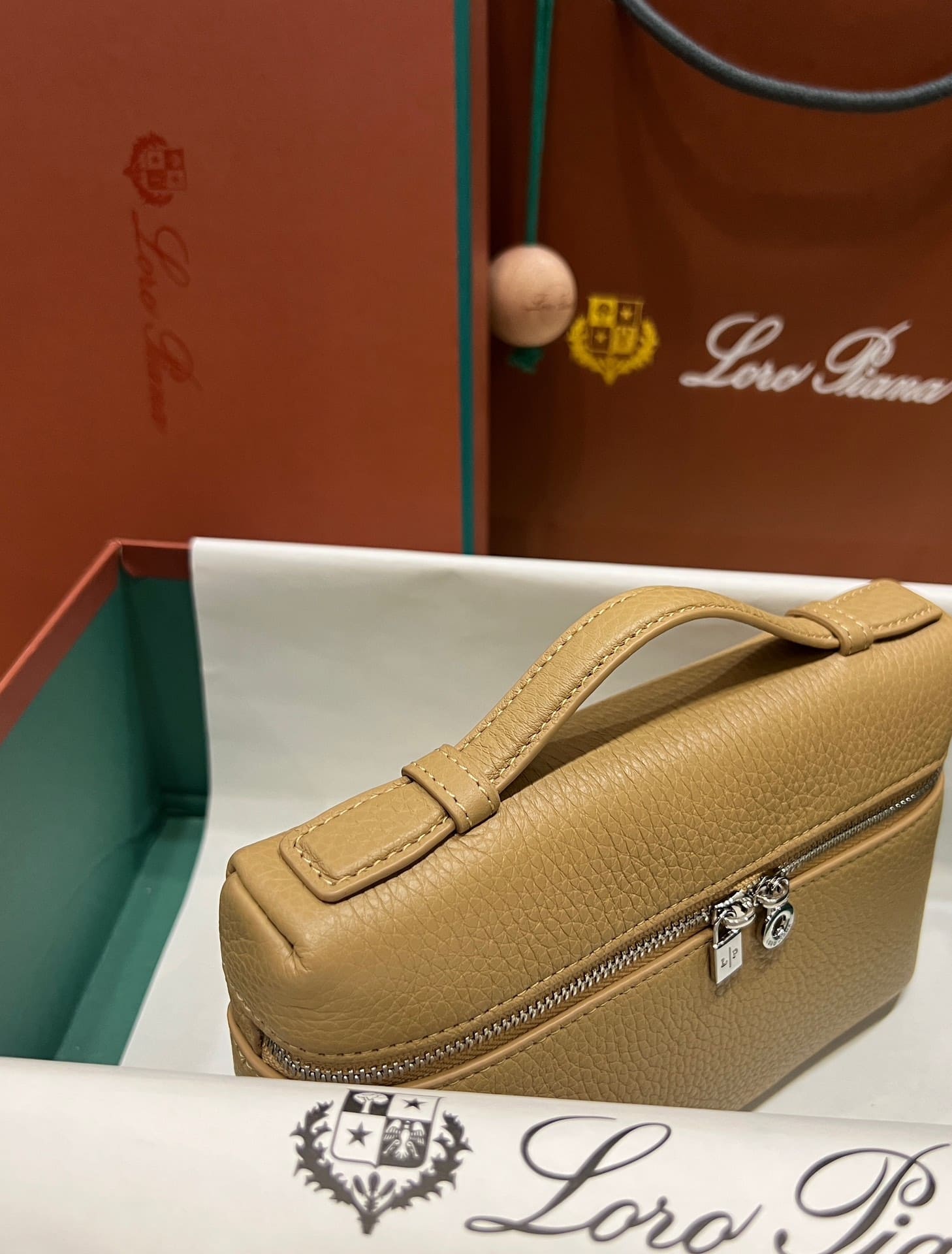 TÚI Loro Piana Women Extra bằng da bê màu vàng cát