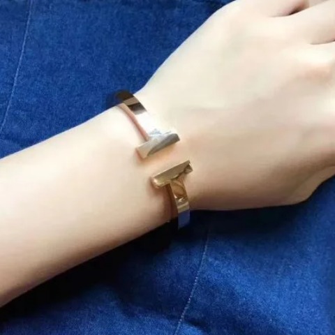 Vòng tay Tiffany & Co Tiffany T Square vàng hồng nguyên khối 18K