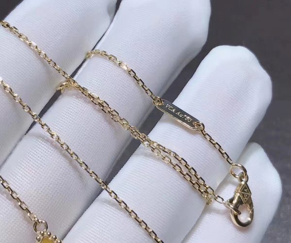 Vòng cổ Van Cleef & Arpels Lucky Alhambra mặt dây chuyền bướm mắt hổ vàng vàng 18K