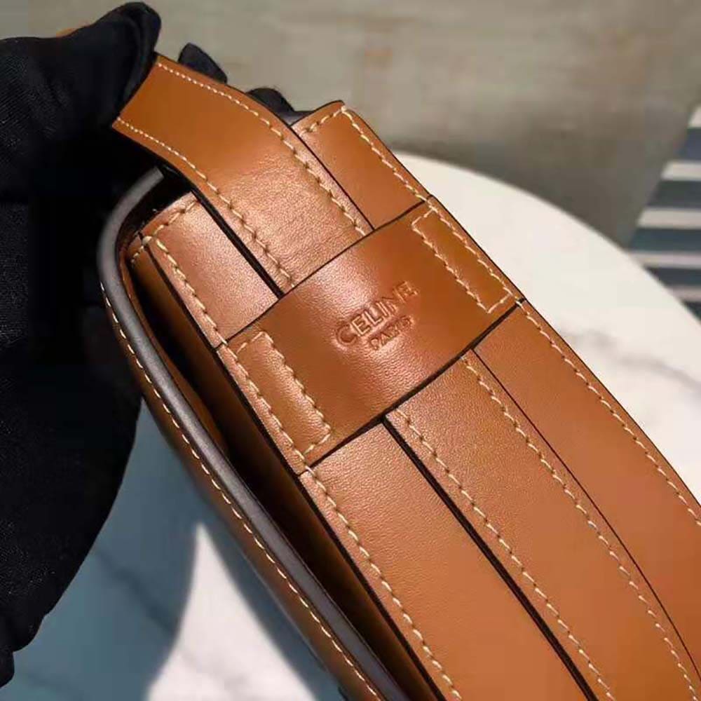 TÚI Celine Women Medium Maillon Triomphe Bag in Natural Calfskin-Brown