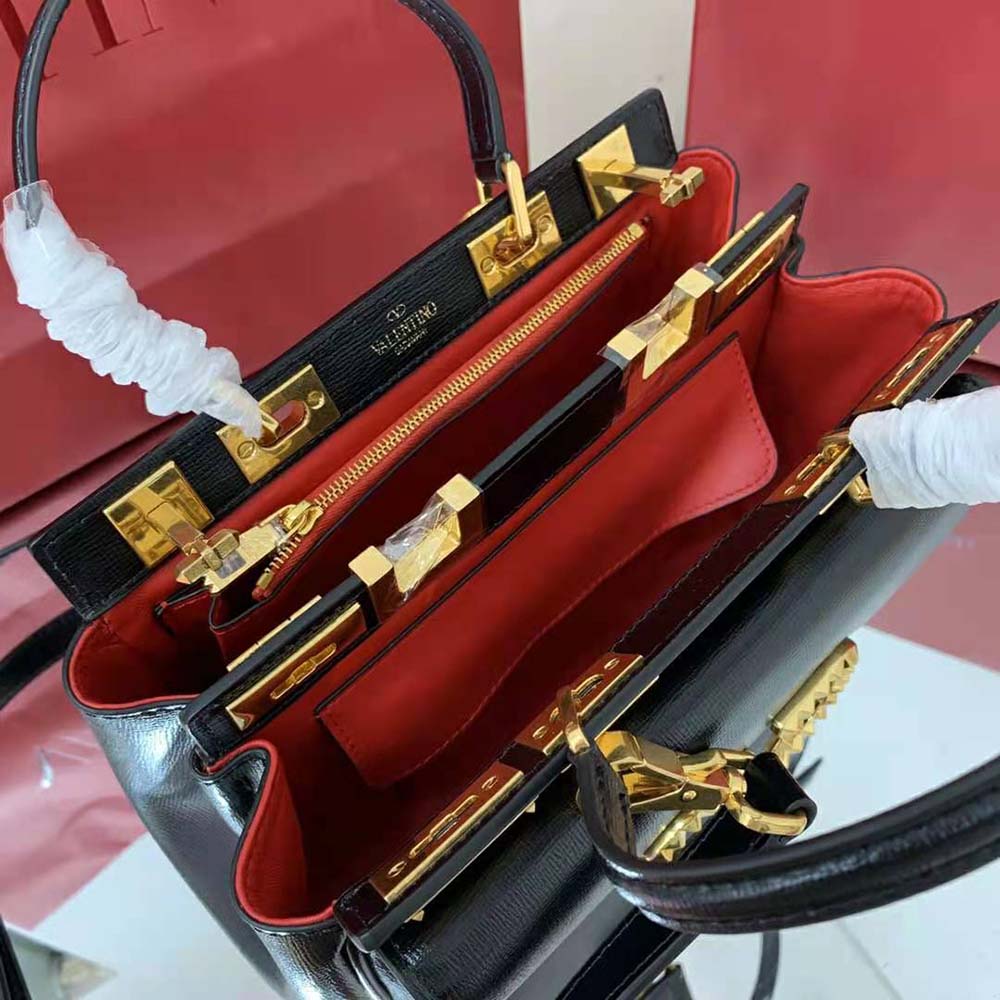 TÚI Valentino Rockstud Alcove Handbag in Grainy Calfskin-Black