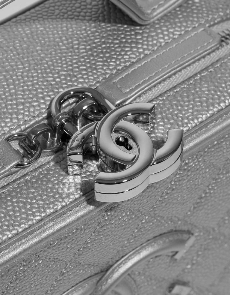 TÚI Chanel Vanity Case Medium Caviar Silver