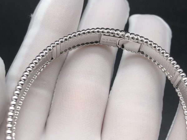 Vòng tay Van Cleef & Arpels Perlée nguyên khối vàng trắng 18K