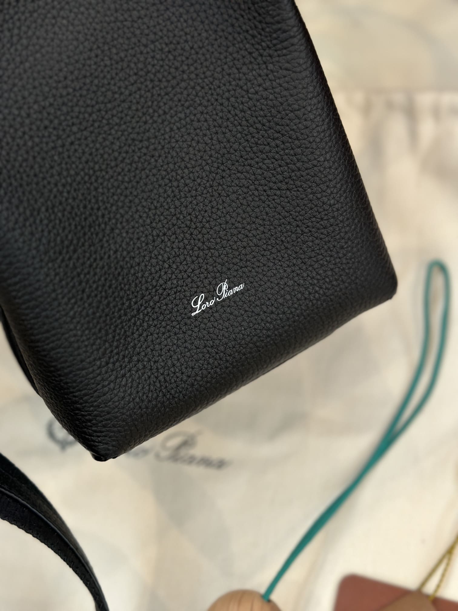 TÚI Loro Piana Bale Micro bằng da bê màu đen