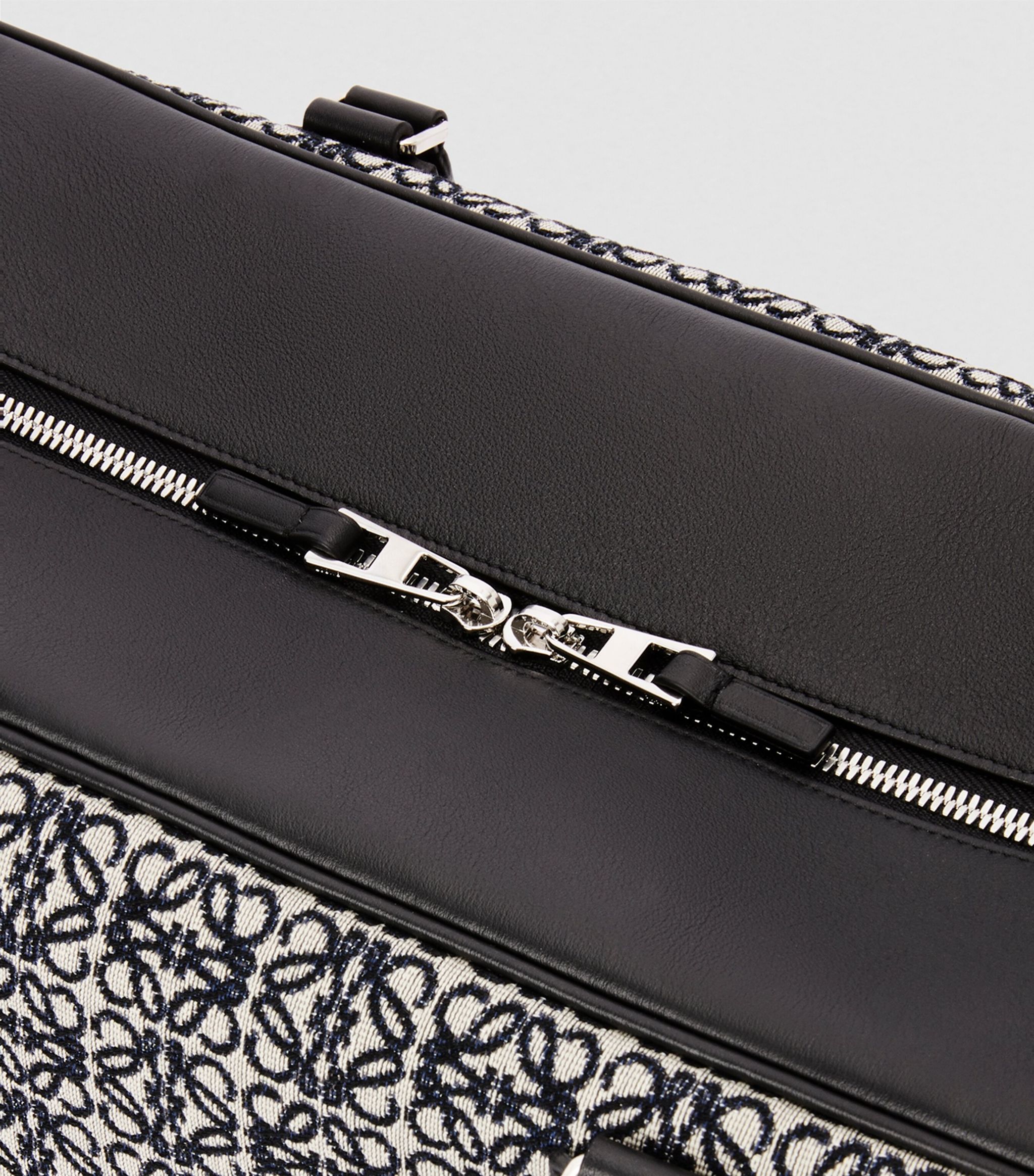 TÚI LOEWE Anagram Amazona 44 Top-Handle Bag