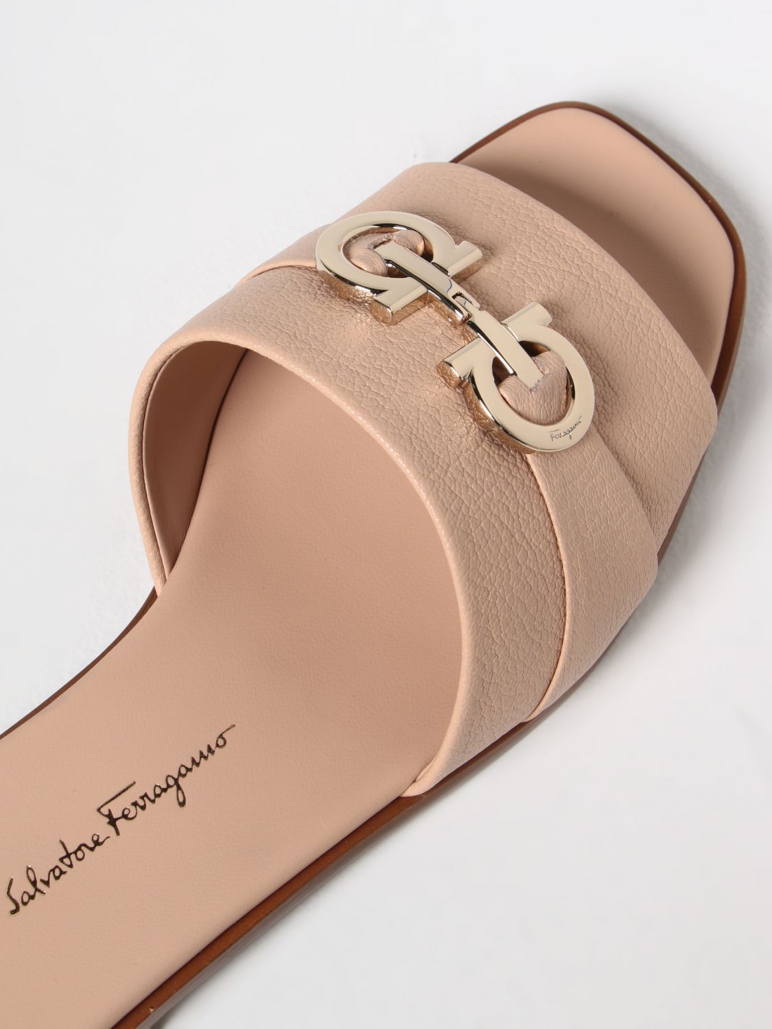 GIÀY SALVATORE FERRAGAMO Cream flat sandals