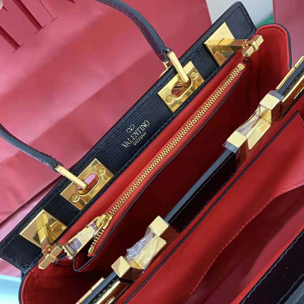 TÚI Valentino Women Medium Rockstud Alcove Handbag in Grainy Calfskin-Black