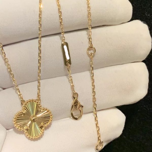 Vòng cổ Van Cleef & Arpels Vintage Alhambra Guilloché vàng vàng 18K