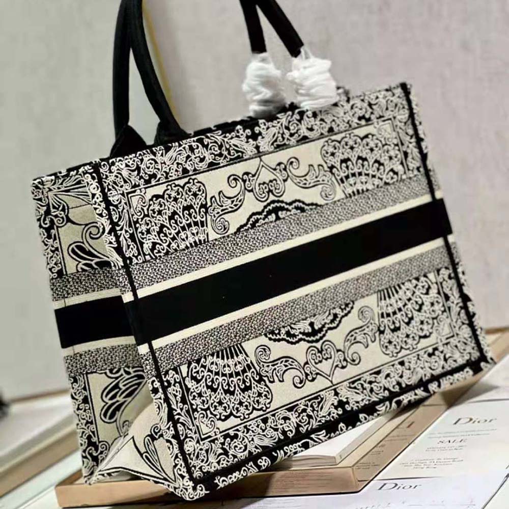 TÚI Christian Dior Book Tote White and Black Dior Bandana Embroidery
