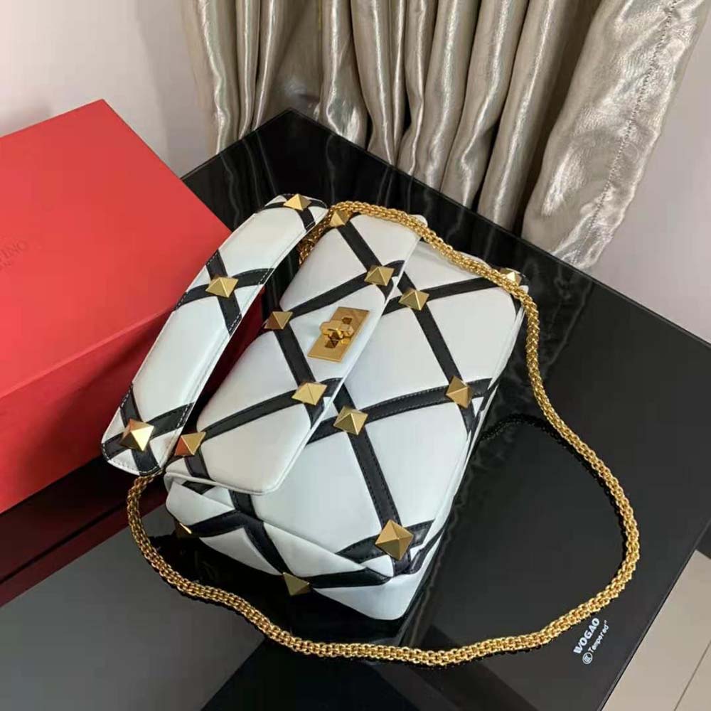 TÚI Valentino Large Roman Stud the Shoulder Bag in Nappa with Grid Detailing-White