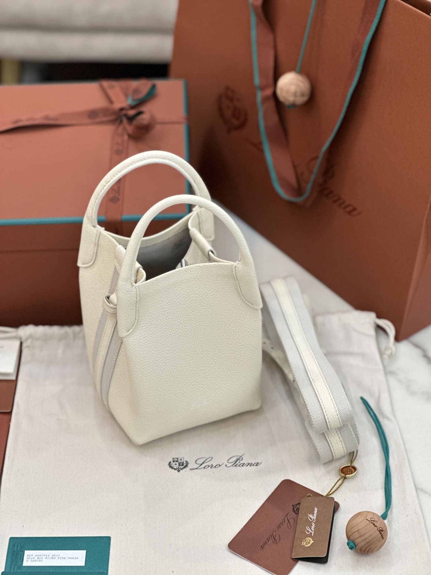 TÚI Loro Piana Bale Micro bằng da bê màu trắng