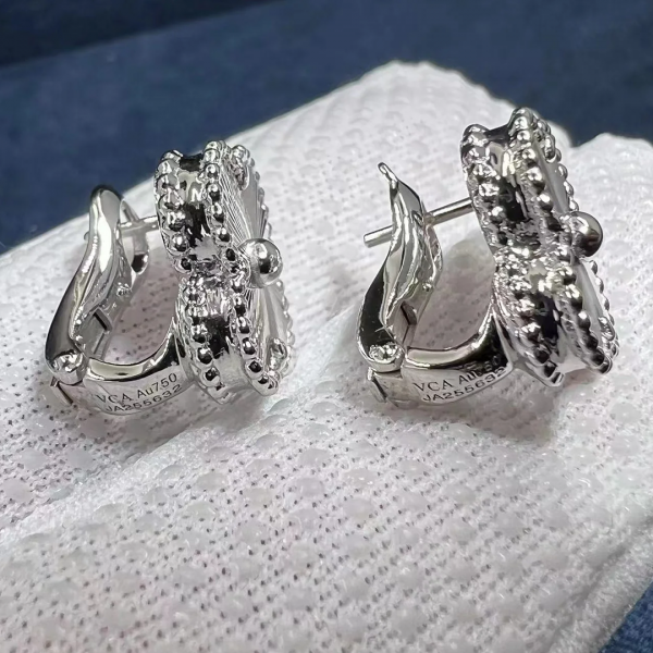 Bông tai Van Cleef & Arpels Guilloche Vintage Alhambra vàng trắng 18K