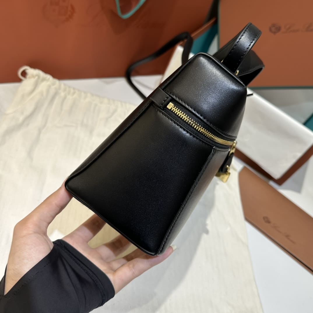 TÚI Loro Piana Women Extra bằng da bê màu đen