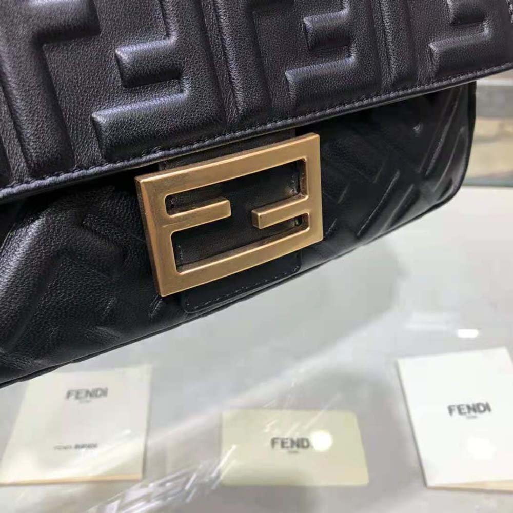 TÚI Fendi Iconic Medium Baguette Black Leather Bag