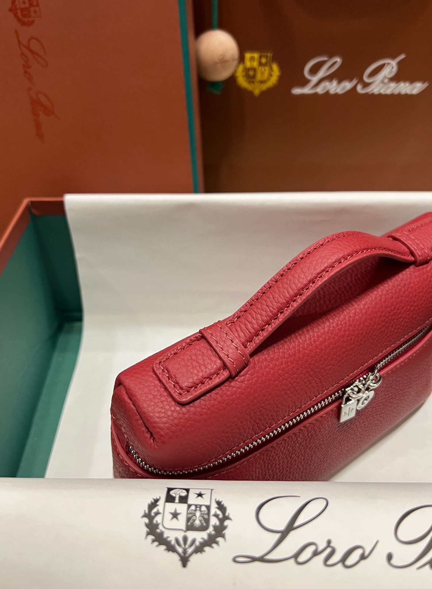 TÚI Loro Piana Women Extra bằng da bê màu đỏ