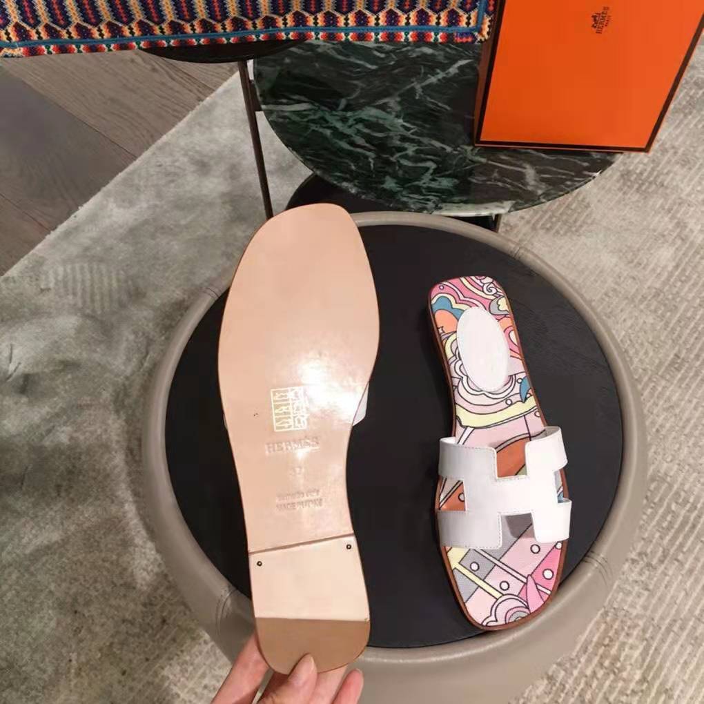 GIÀY Hermes Women Oran Sandal n Suede Goatskin with Palladium Plated Studs and Iconic H Cut-Out-Black SS2022