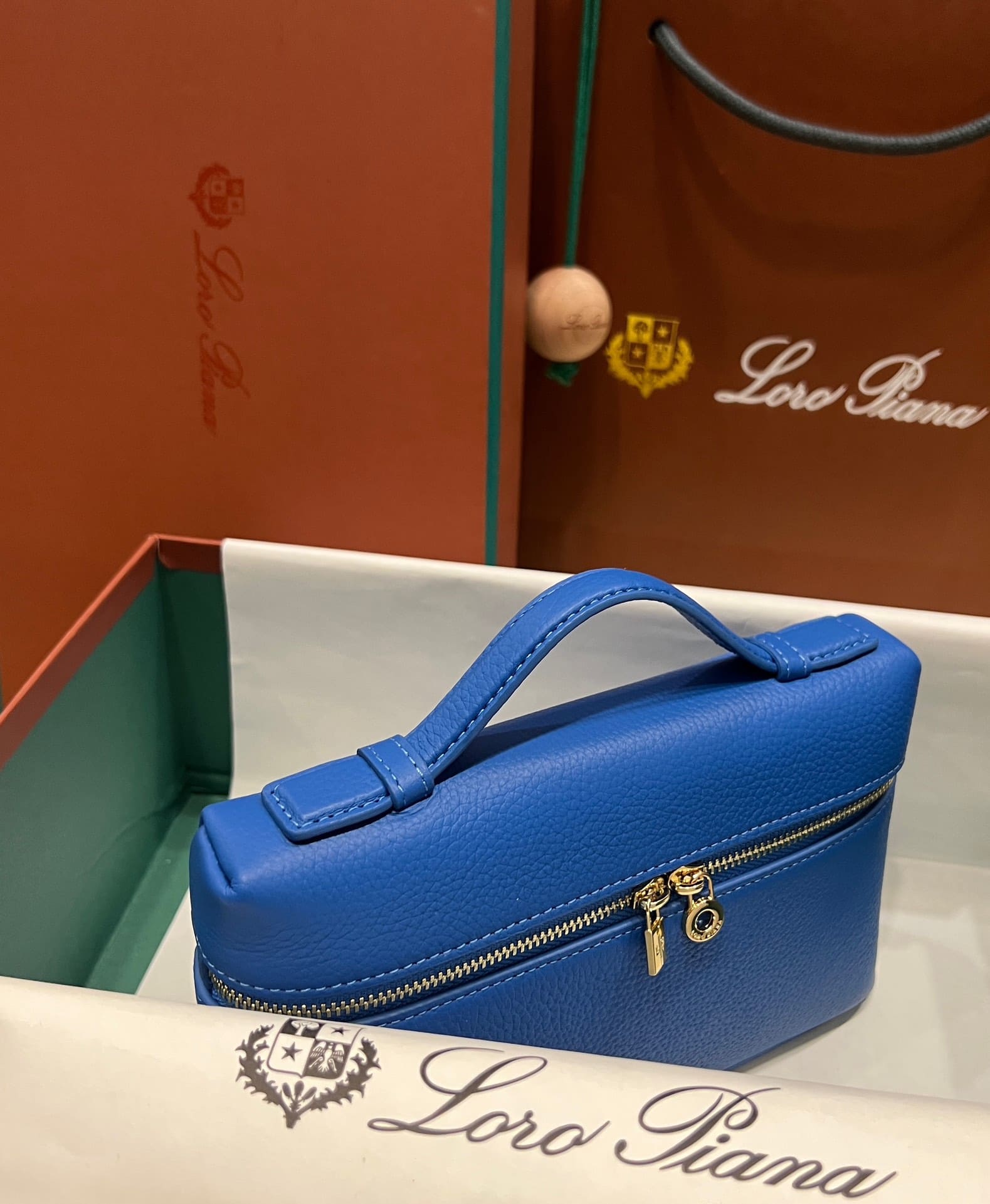 TÚI Loro Piana Women Extra bằng da bê màu xanh blue