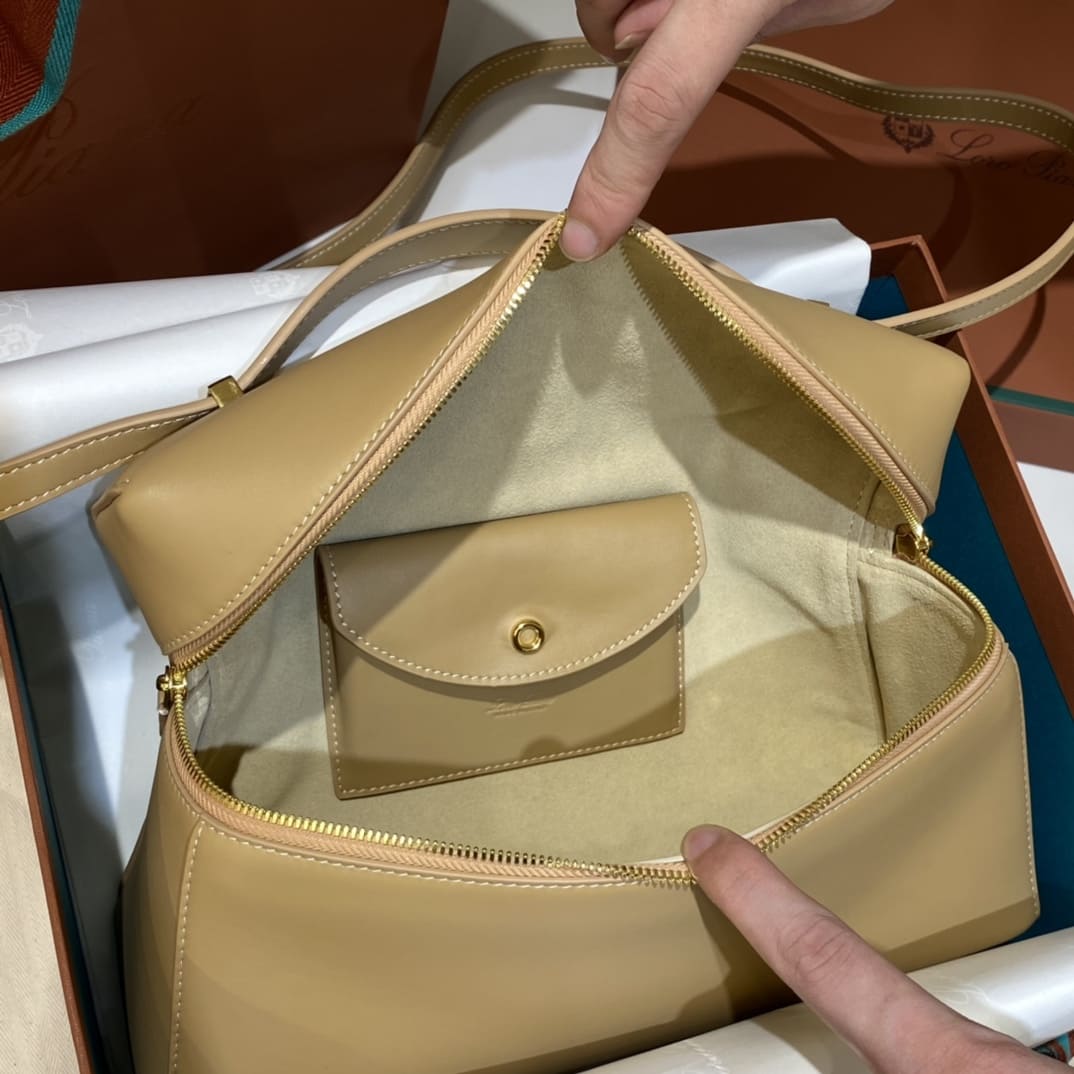 TÚI Loro Piana Women Extra bằng da bê màu nâu nhạt