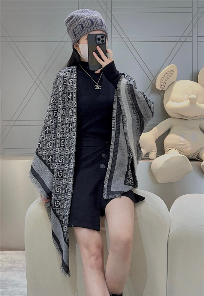 KHĂN Louis Vuitton monogram shawl scarf