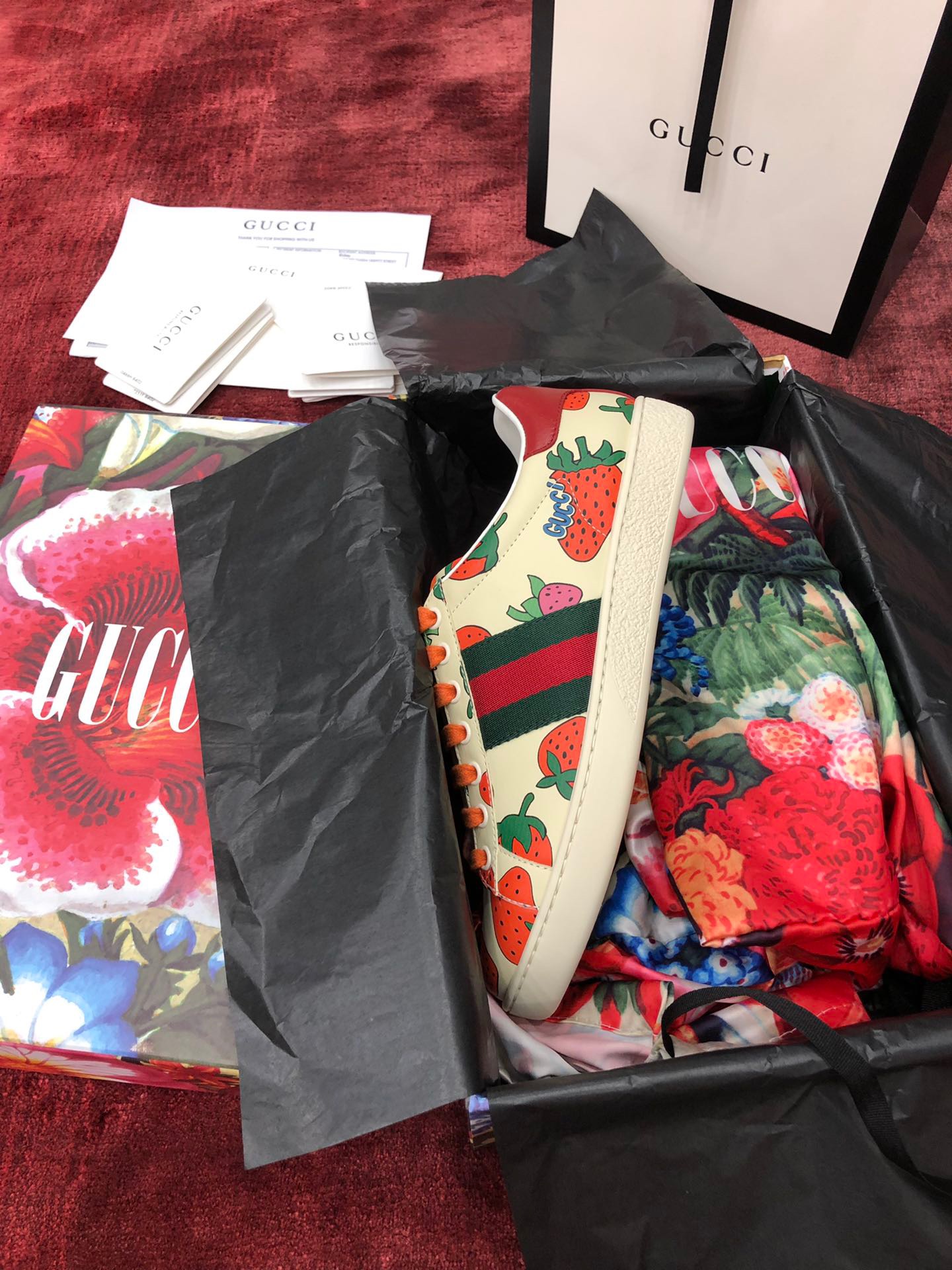 GIÀY GUCCI Leather Ace Sneakers Strawberry White