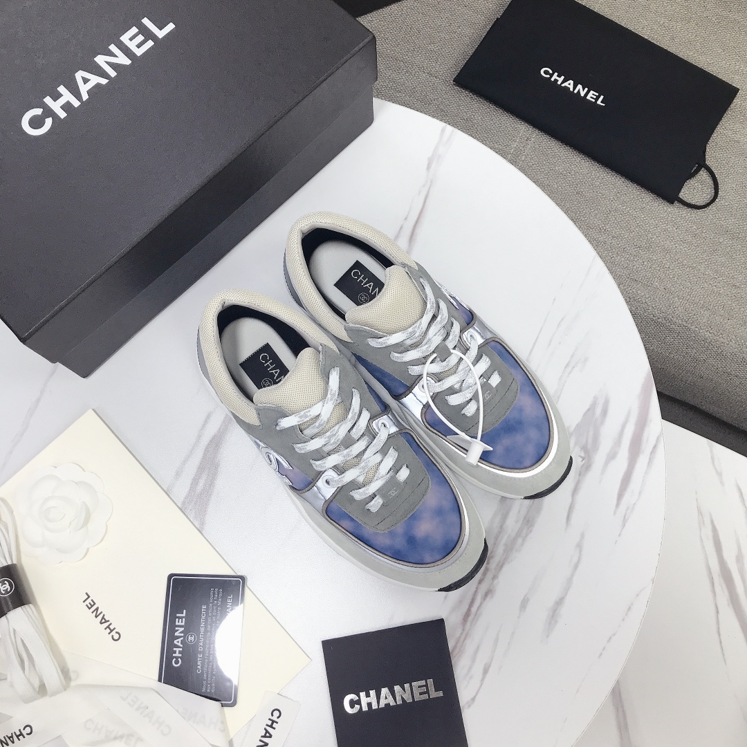 GIÀY CHANEL BLUE SUEDE LOGO SNEAKERS
