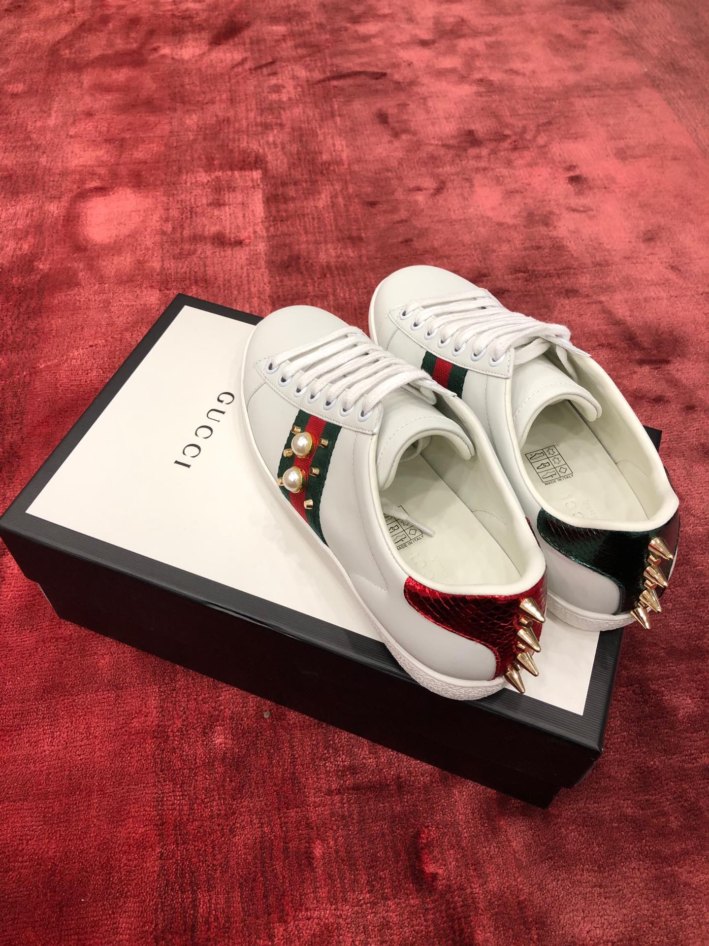 GIÀY GUCCI Leather Ace Sneakers Pear and Spkies White