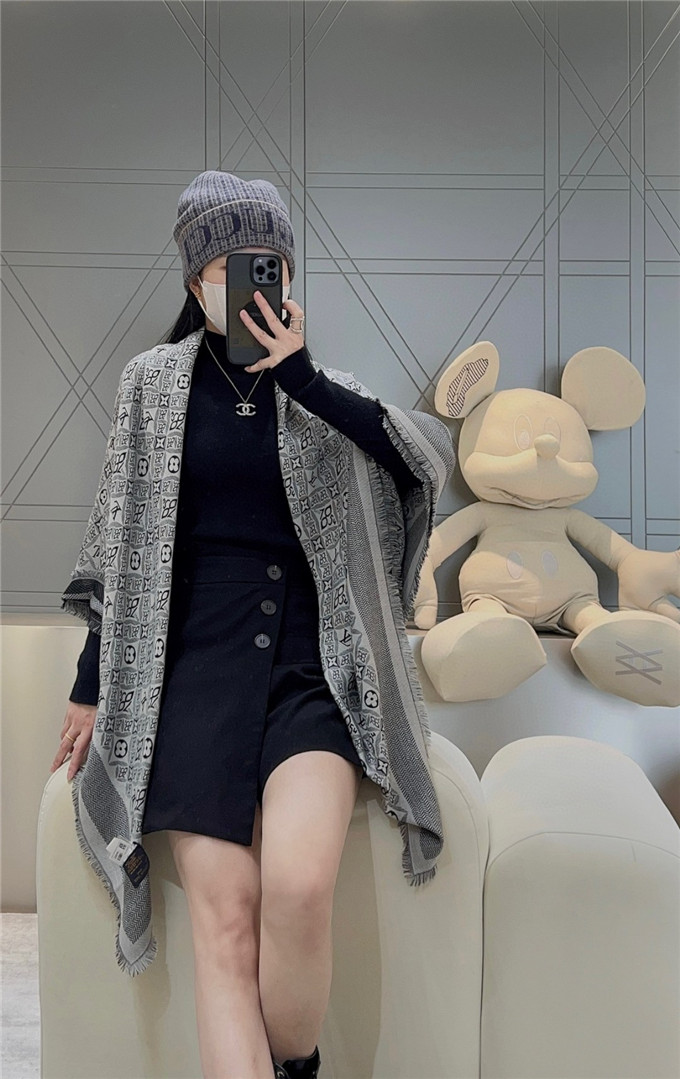 KHĂN Louis Vuitton monogram shawl scarf