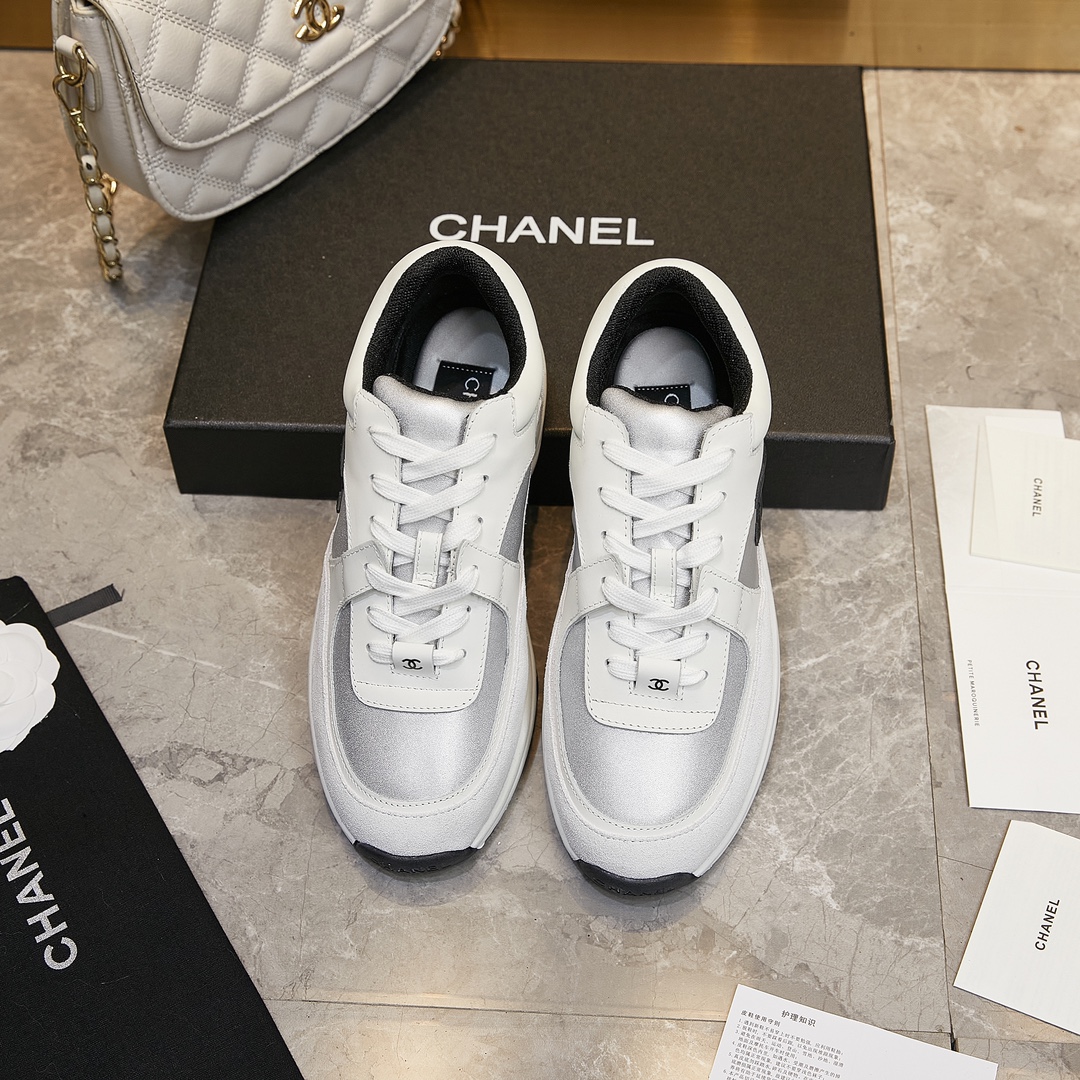 GIÀY CHANEL WHITE SUEDE LOGO SNEAKERS