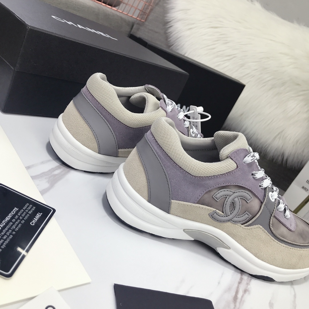 GIÀY CHANEL GREY SUEDE LOGO SNEAKERS