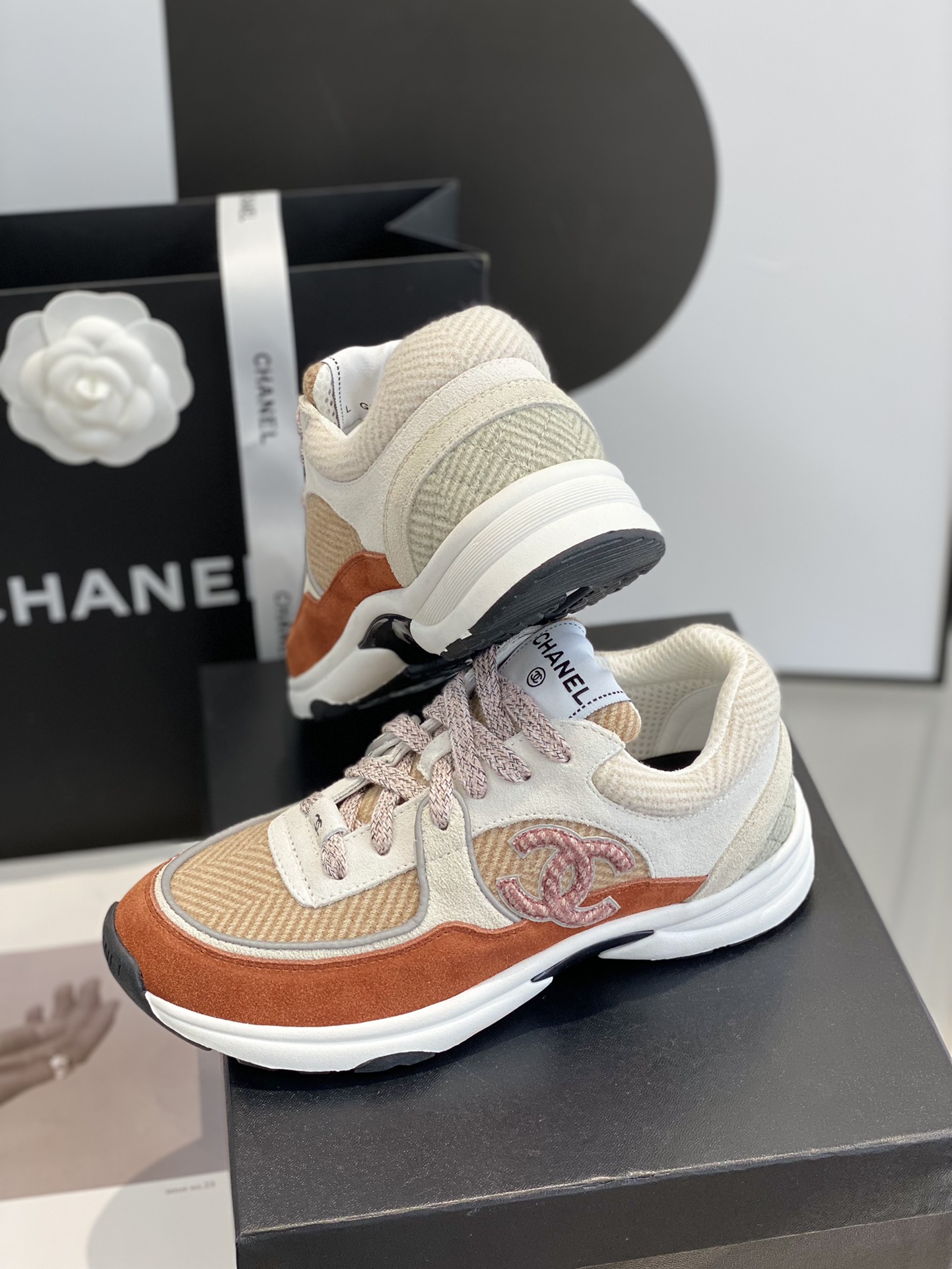 GIÀY CHANEL ORANGE SUEDE LOGO SNEAKERS