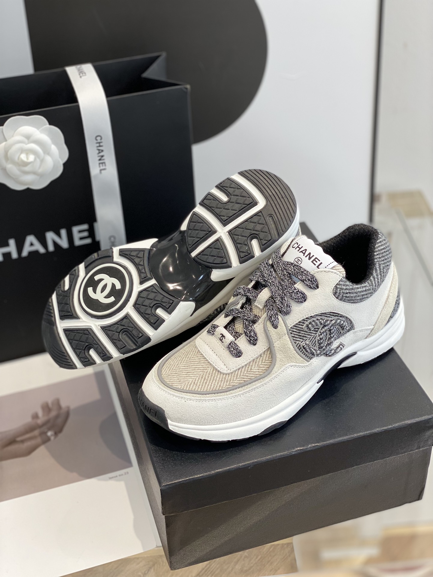 GIÀY CHANEL GREY SUEDE LOGO SNEAKERS