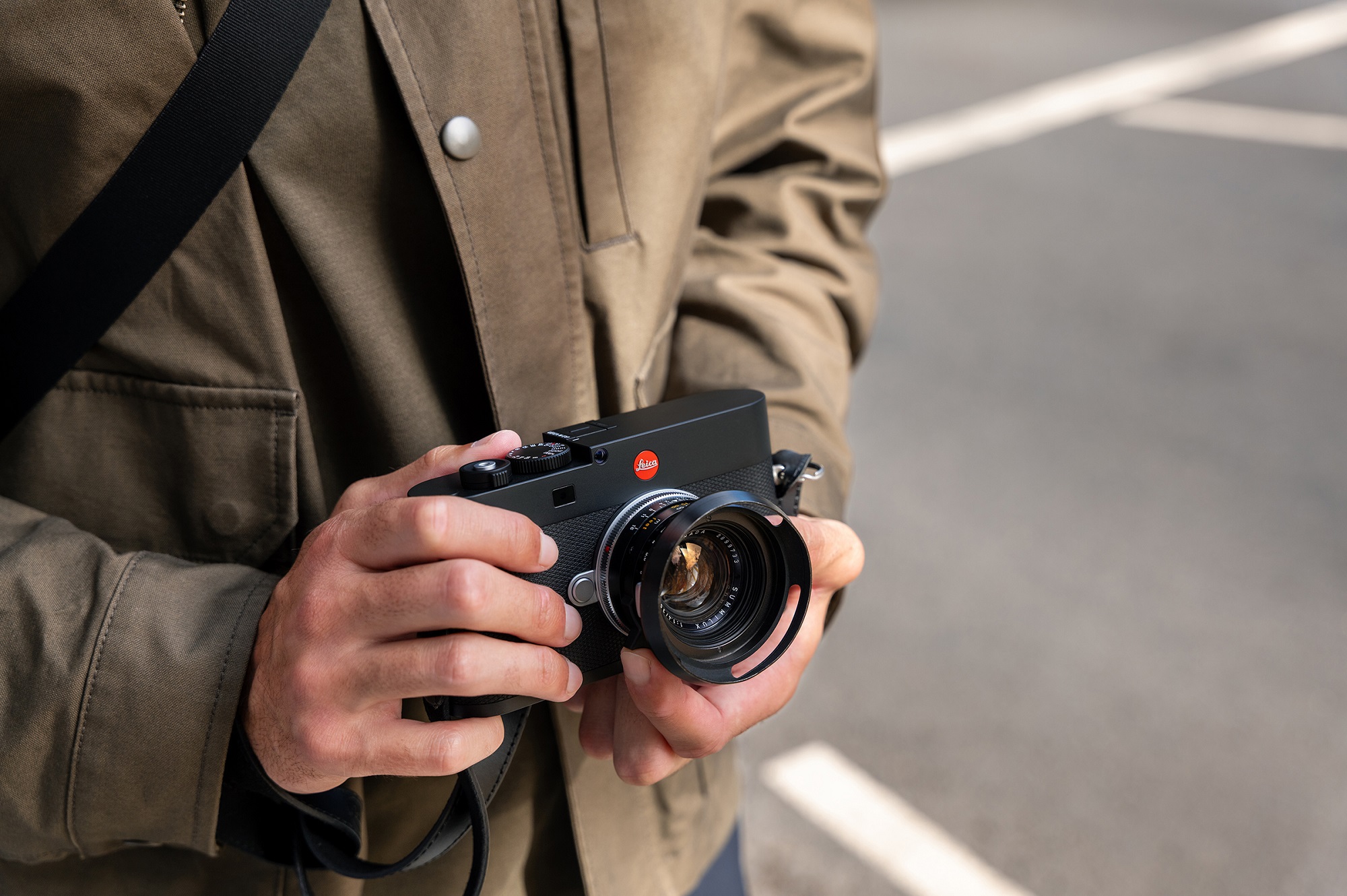 Leica M EV1: Dòng M, nhưng kính ngắm điện tử, bỏ hết hệ thống rangefinder.