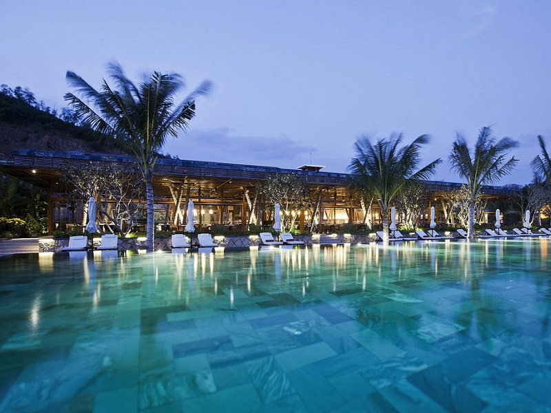 Amiana-resort-nha-trang-nhin-tu-ho-boi