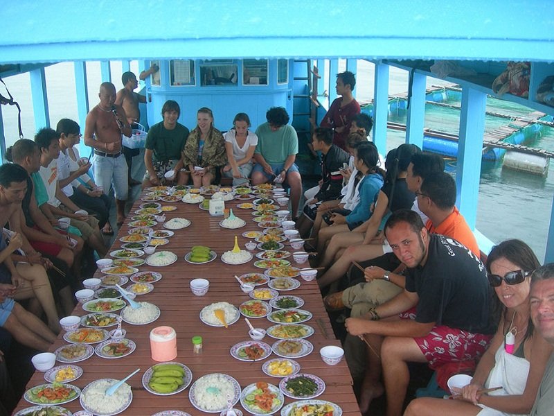 an-trua-tren-thuyen-tour-4-dao