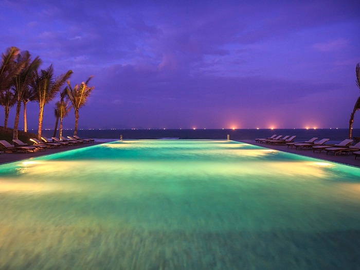 fusion-resort-nha-trang-pool-at-night
