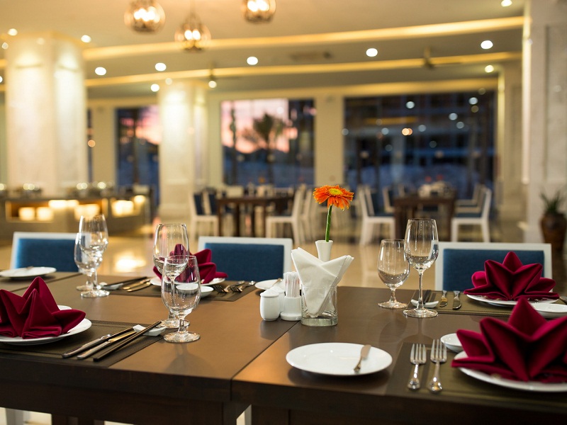 nha-hang-tai-golden-peak-resort