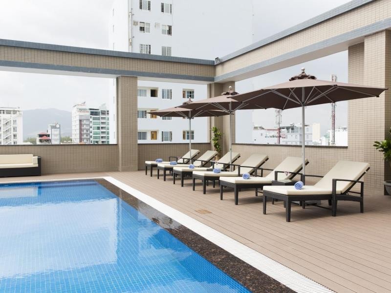 muong-thanh-luxury-nha-trang-ho-boi-tai-khach-san