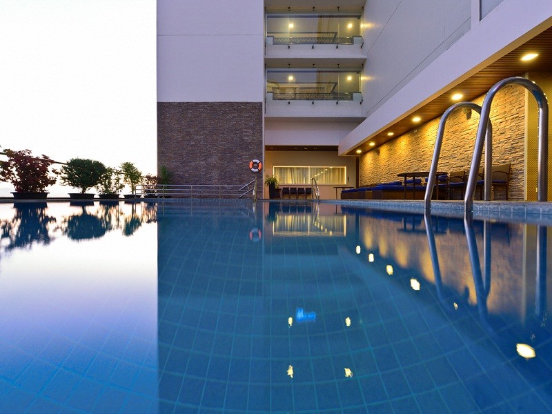 Novotel-Nha-Trang-ho-boi-ngoai-troi