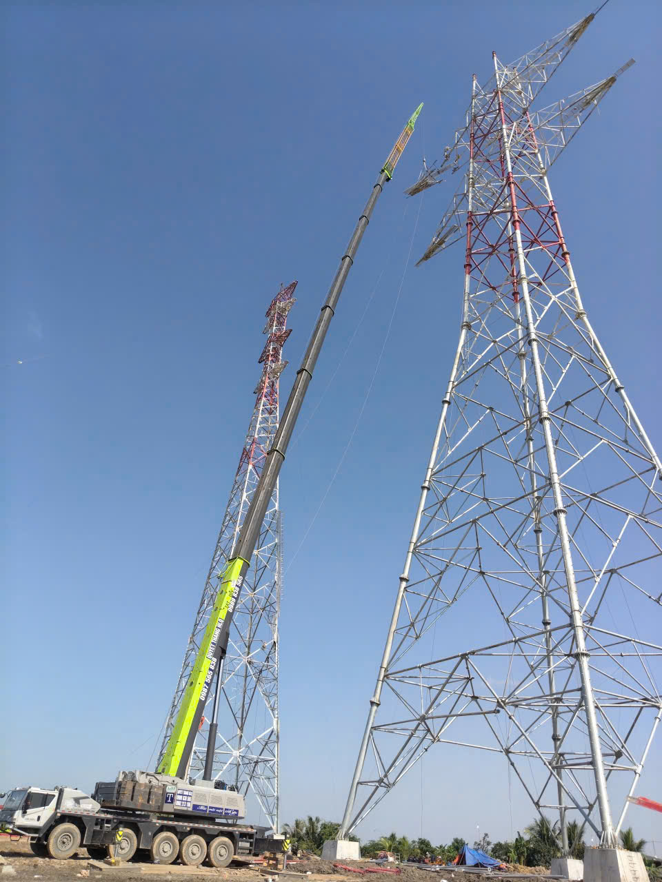 Thuê xe cẩu tại Hà Nội uy tín – Giải pháp lắp cột điện 500kV chuyên nghiệp từ Công ty Quyết Thắng