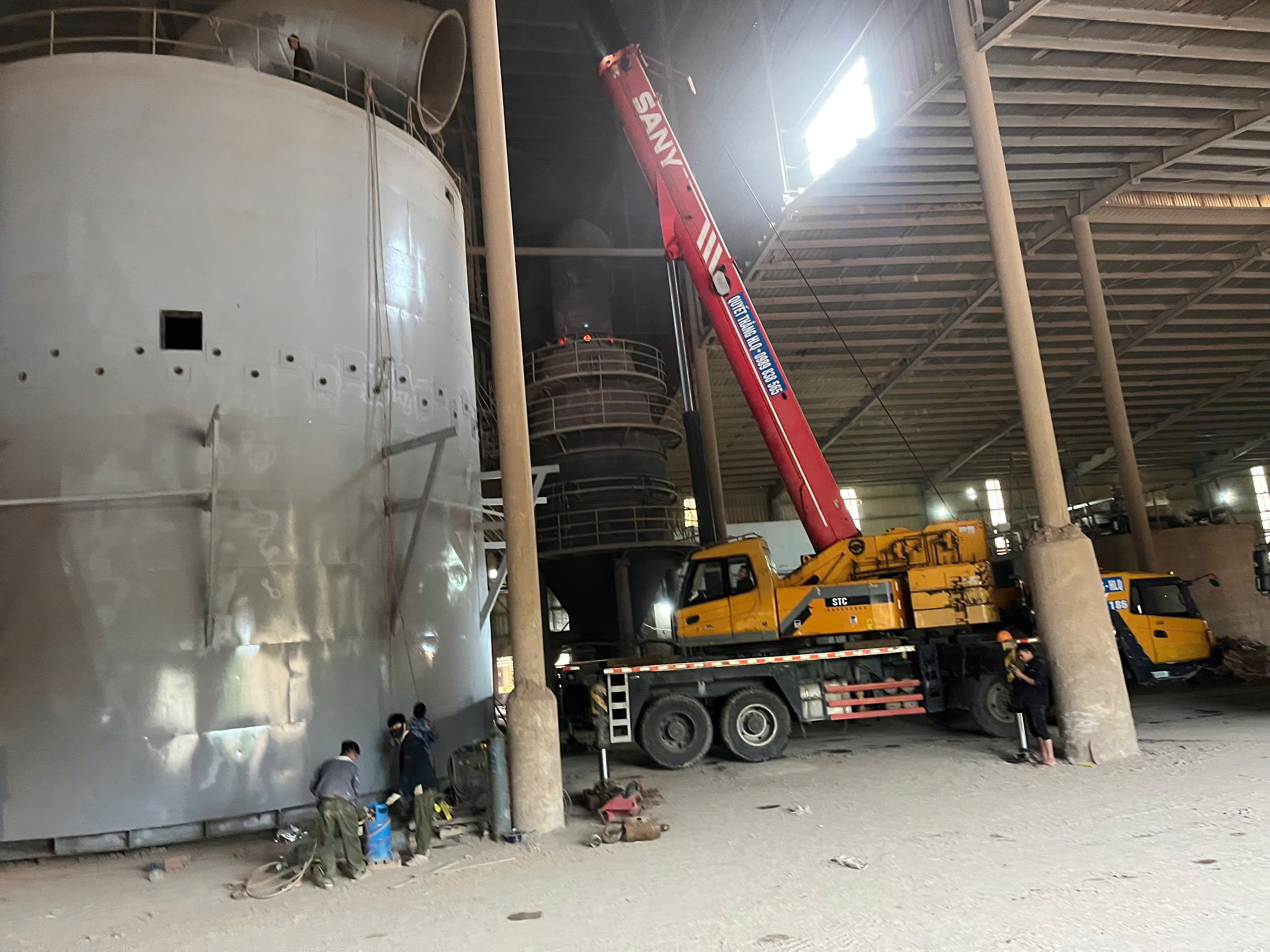 🚧 Cẩu Lò Hơi Tại Nhà Máy Royal Việt Nam – Khoái Châu, Hưng Yên | Dịch Vụ Xe Cẩu 100 Tấn Quyết Thắng