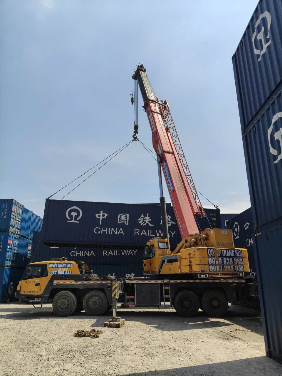 Cẩu container tại ga Đông Anh bằng xe cẩu SANY – Dịch vụ chuyên nghiệp từ Công ty Quyết Thắng