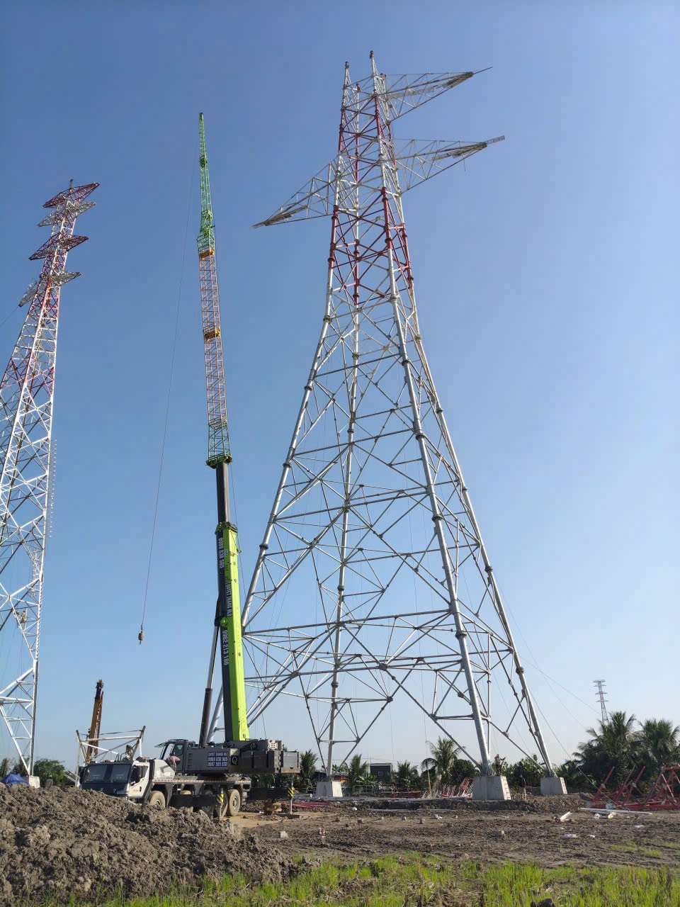 Thuê xe cẩu tại Hà Nội – Giải pháp nâng hạ công trình lớn với xe cẩu 300 tấn Zoomlion