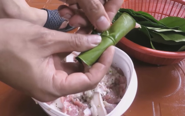 Chả lợn mán cuốn lá bưởi