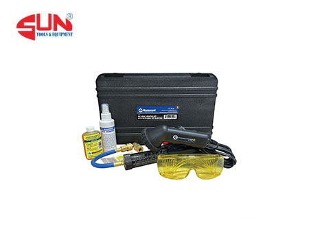 Dẫn đầu trong lĩnh vực phát hiện rò rỉ bằng tia UV, Mastercool cung cấp nhiều bộ dò tìm rò rỉ UV nhỏ gọn. Mỗi bộ bao gồm một đèn kiểm tra mạnh mẽ, một ống tiêm thuốc nhuộm “có thể nạp lại” hoặc “kiểu hộp mực” và các phụ kiện. Tất cả các bộ đều được đóng gói trong hộp đựng dạng vỏ sò hoặc hộp đựng được đúc theo khuôn riêng.  53500: BỘ DÒ TÌM RÒ RỈ UV bao gồm: Đèn mini cường độ cao (12V/50 WATT) (53312) với ống tiêm thuốc nhuộm 2 oz có thể nạp lại (53123), thuốc nhuộm huỳnh quang đa năng đậm đặc 2 oz (25 lần sử dụng), chất tẩy thuốc nhuộm 4 oz, 25 nhãn thông tin dịch vụ và kính bảo hộ tăng cường tia UV.