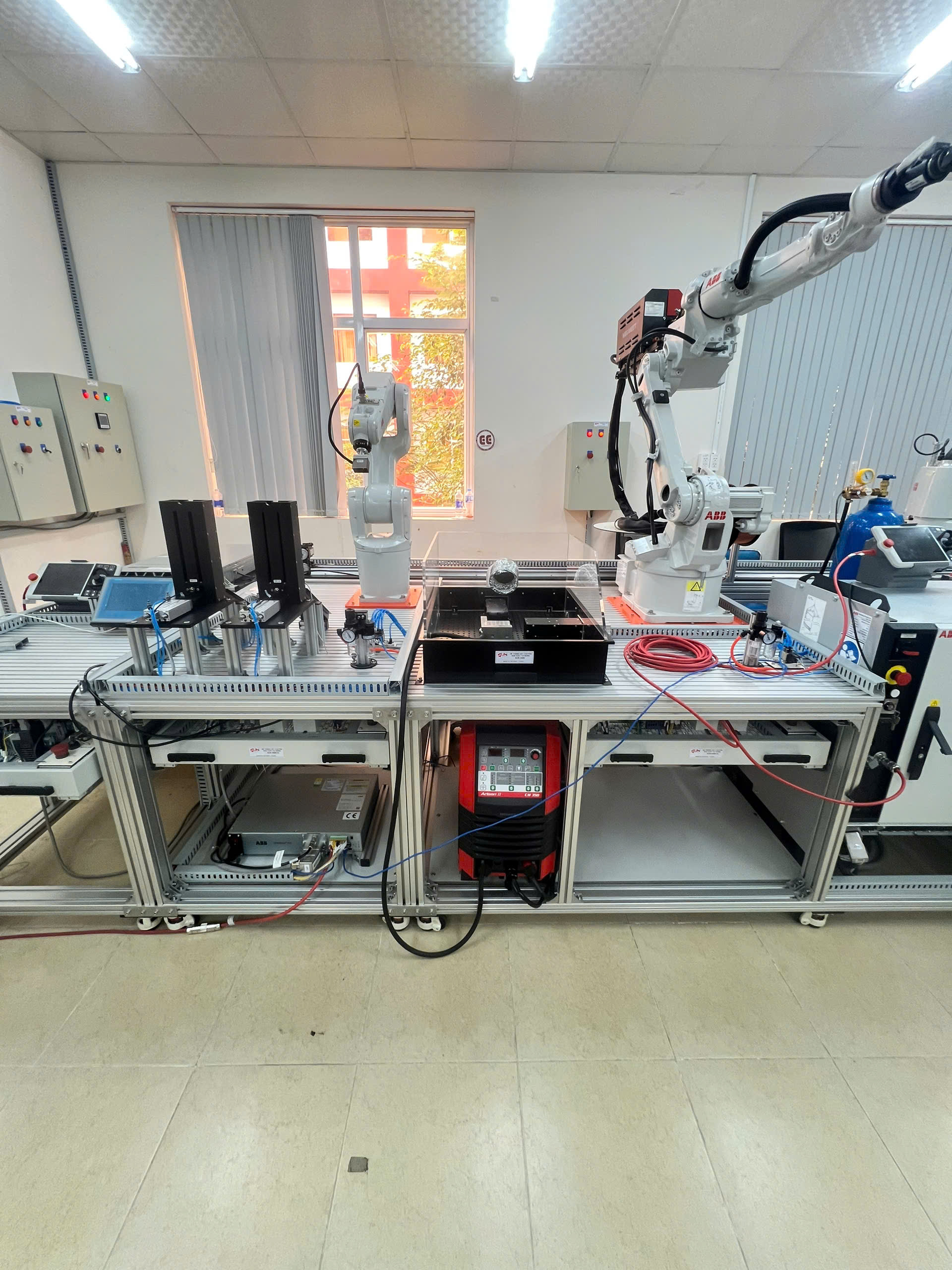 Mô hình Ứng dụng robot trong hệ thống sản xuất dây chuyền tự động