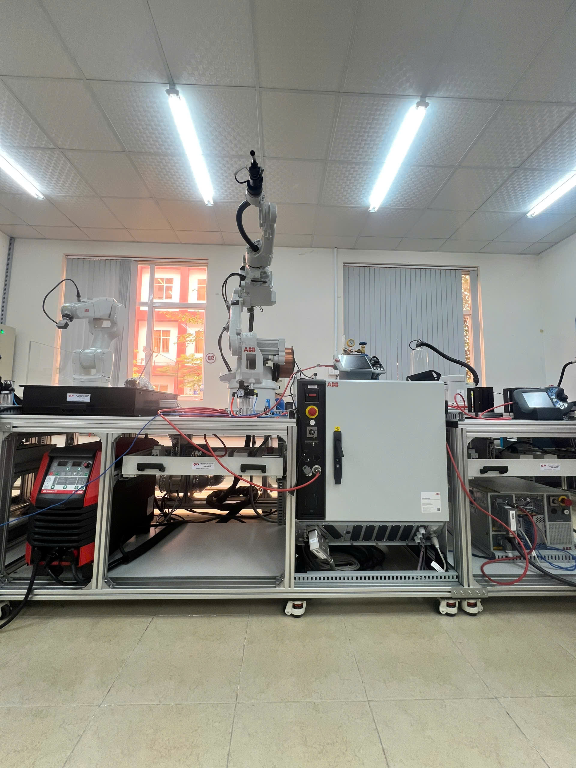 Mô hình Ứng dụng robot trong hệ thống sản xuất dây chuyền tự động