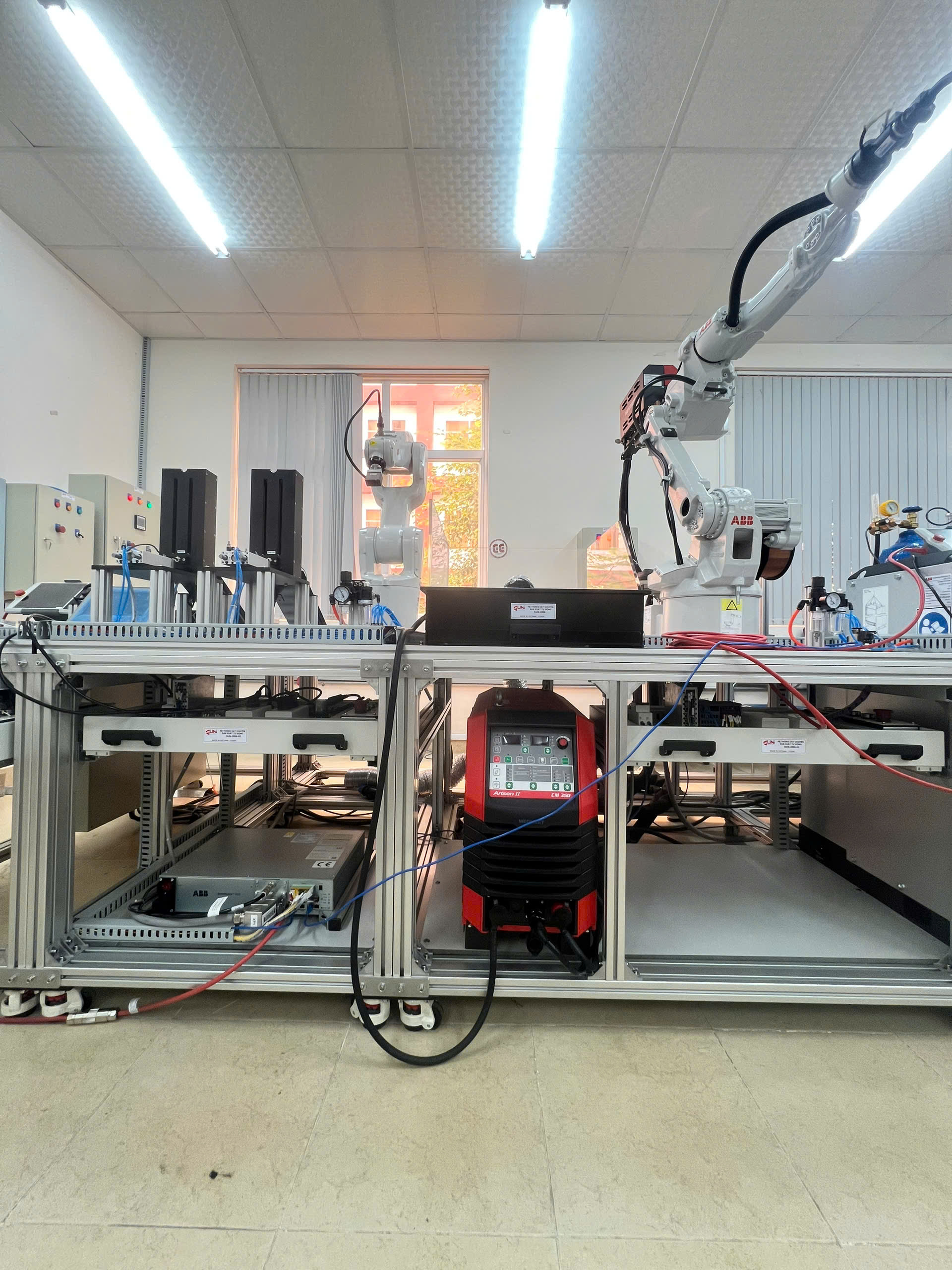 Mô hình Ứng dụng robot trong hệ thống sản xuất dây chuyền tự động